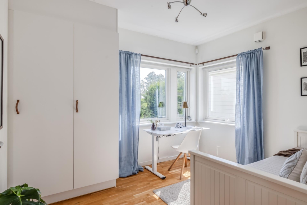 Välkommen till denna välplanerade villa med underbar sjöutsikt.