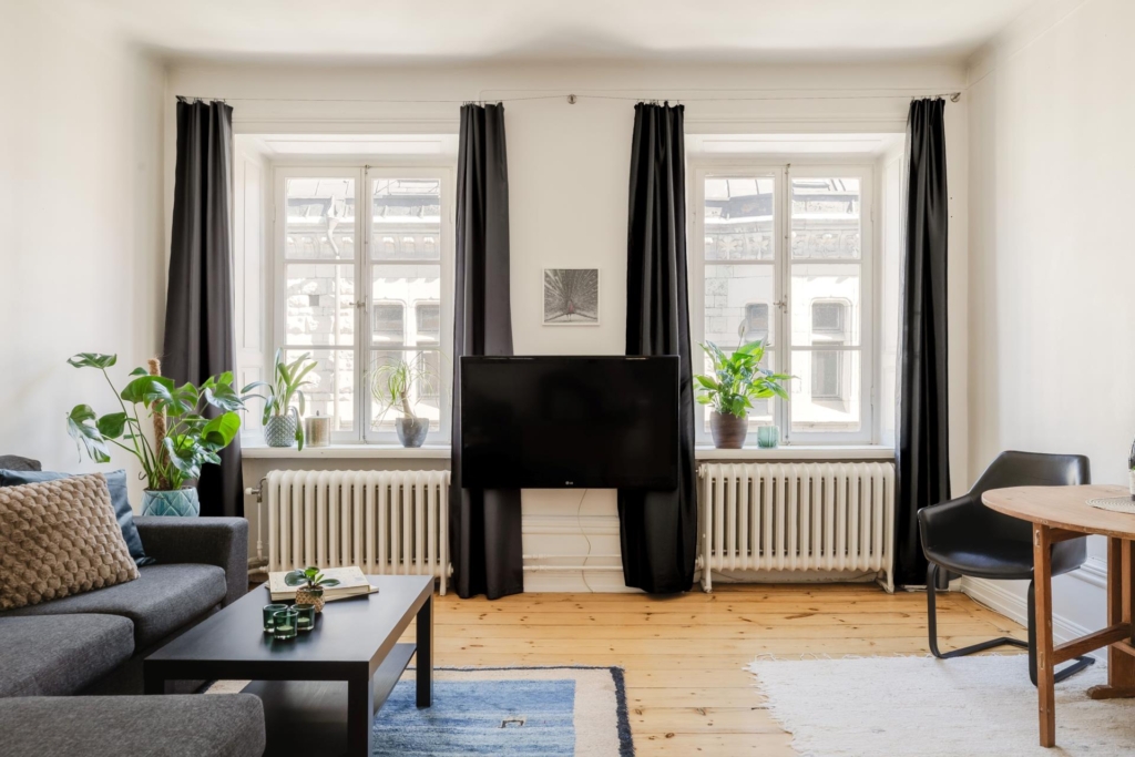 Högt upp i vackert och charmigt hus från mitten av 1800-talet.