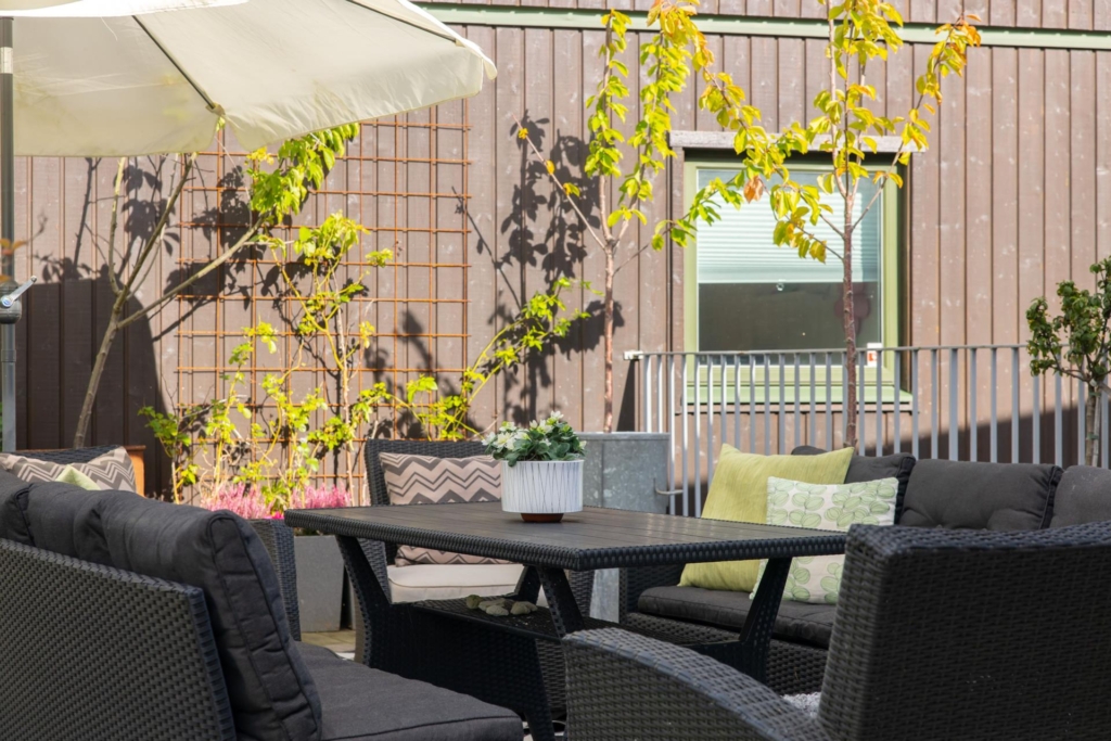 Modernt, smakfullt och rymligt kedjehus om hela 154 kvm. Stor tomt och stor terrass i västerläge.