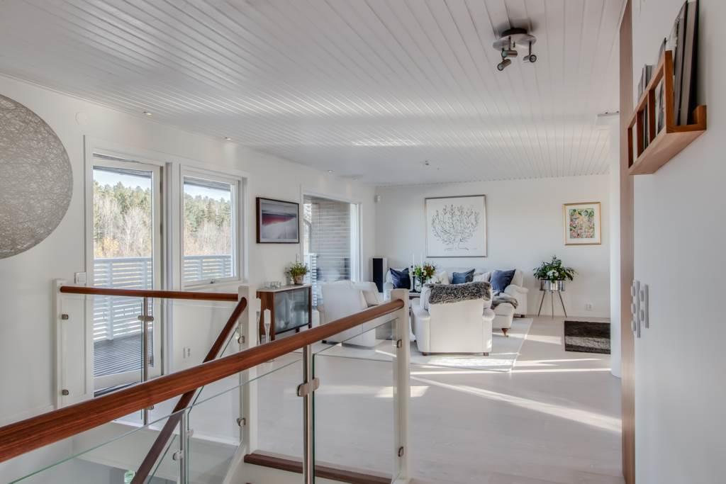 Exklusiv, totalrenoverad villa med pool, bastu och härlig insynsfri tomt.