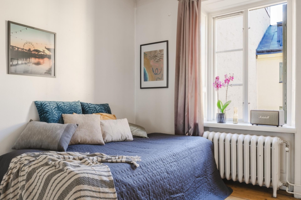 Högt upp i vackert och charmigt hus från mitten av 1800-talet.