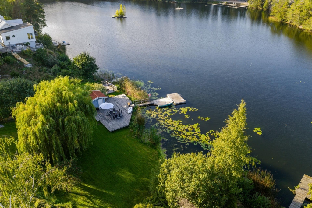 Sjötomt och brygga invid Bagarsjön! Bekvämt lägenhetsboende kombinerat med villalivets fördelar.