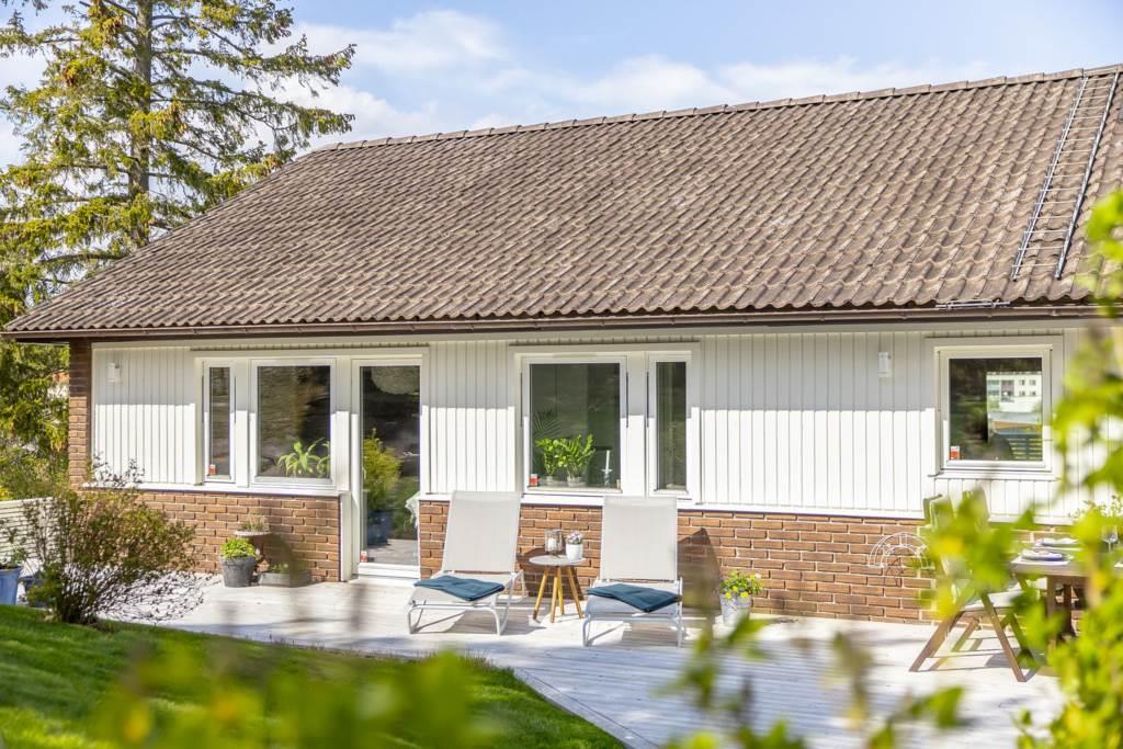 Exklusiv, totalrenoverad villa med pool, bastu och härlig insynsfri tomt.