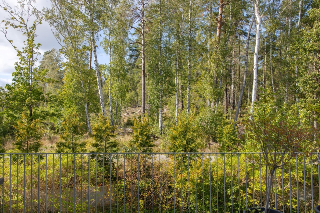 Modernt, smakfullt och rymligt kedjehus om hela 154 kvm. Stor tomt och stor terrass i västerläge.