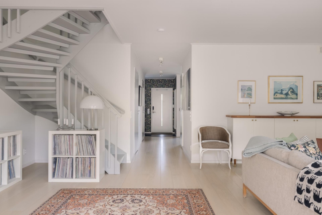 Modernt, smakfullt och rymligt kedjehus om hela 154 kvm. Stor tomt och stor terrass i västerläge.