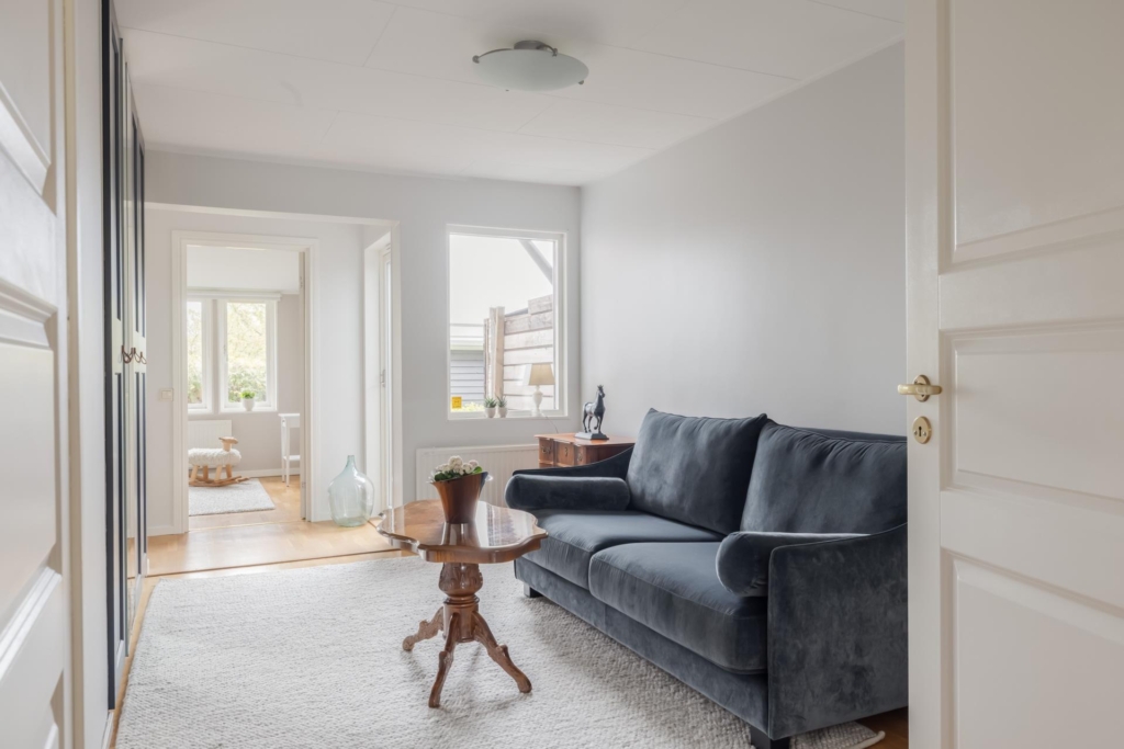 Rymligt parhus med stor och plan tomt i bästa sydvästläge. Fyra sovrum och två badrum.