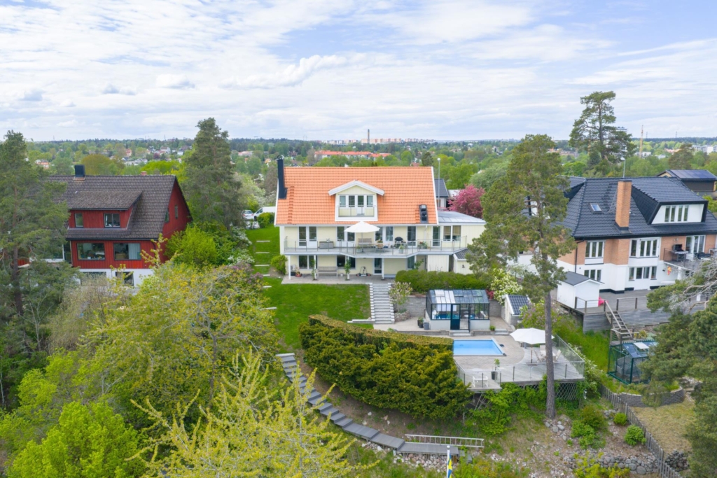Högt belägen villa med vidsträckt utsikt och pool