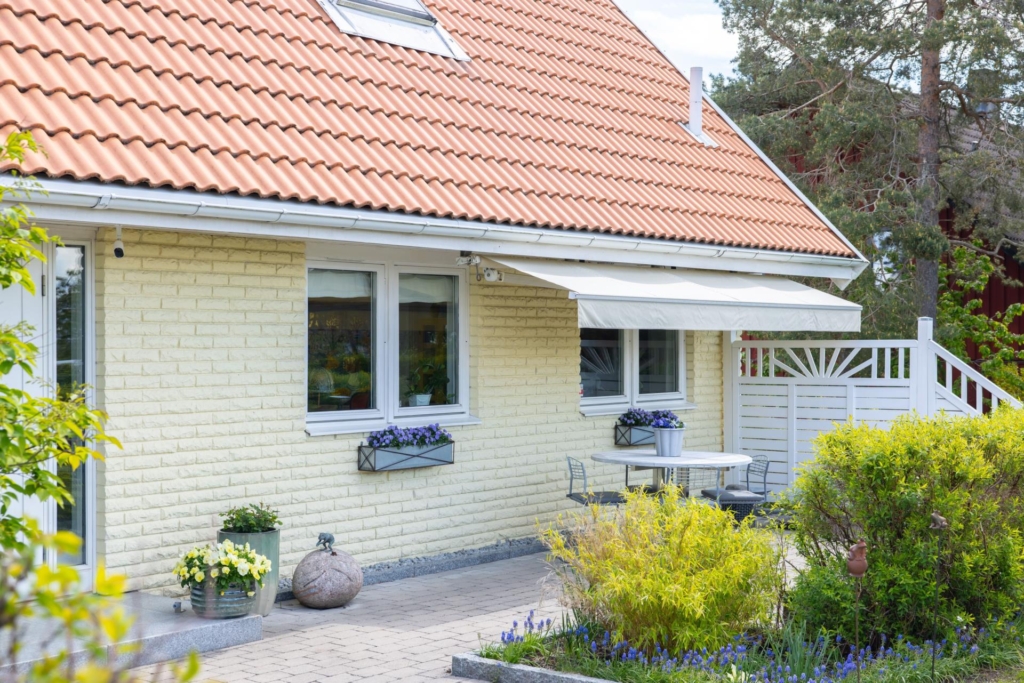 Högt belägen villa med vidsträckt utsikt och pool