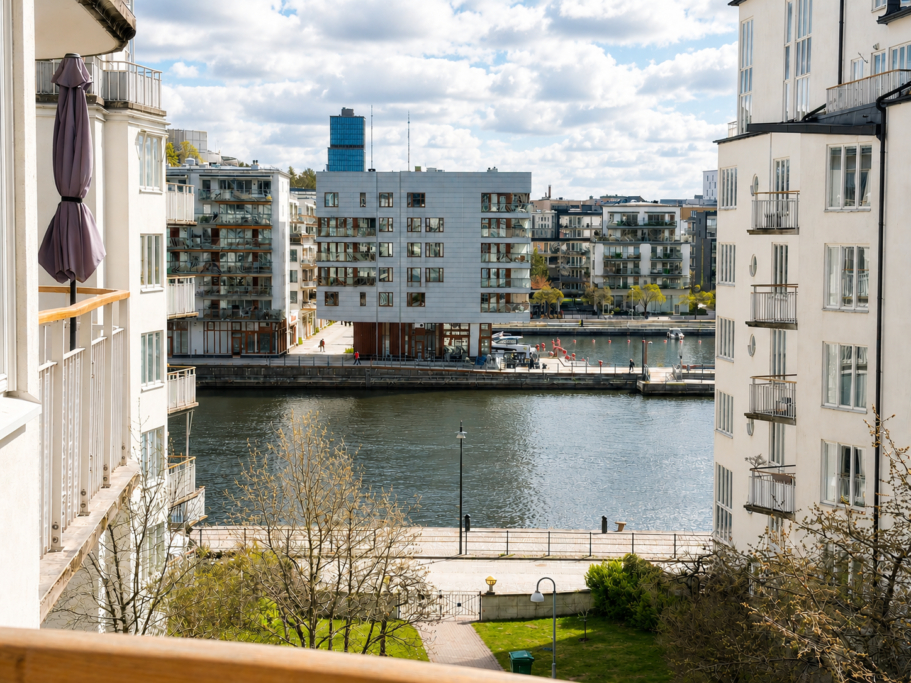 Fantastiskt ljus och rymlig tvåa med stor, solig balkong i sydväst samt fin utsikt över vattnet!