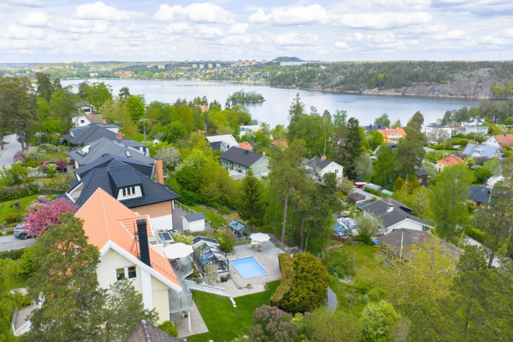 Högt belägen villa med vidsträckt utsikt och pool