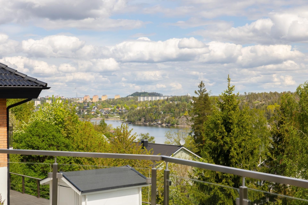 Högt belägen villa med vidsträckt utsikt och pool