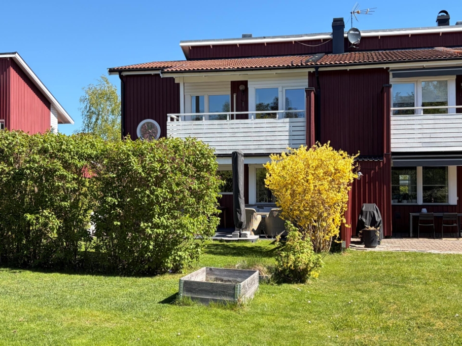 Rymligt parhus med stor och plan tomt i bästa sydvästläge. Fyra sovrum och två badrum.