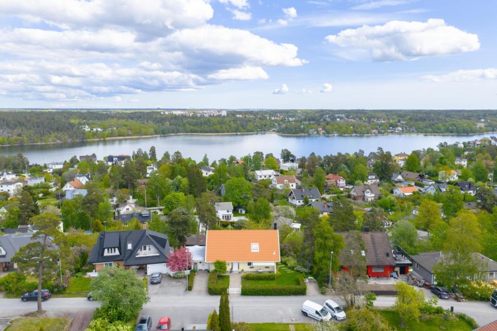 Högt belägen villa med vidsträckt utsikt och pool