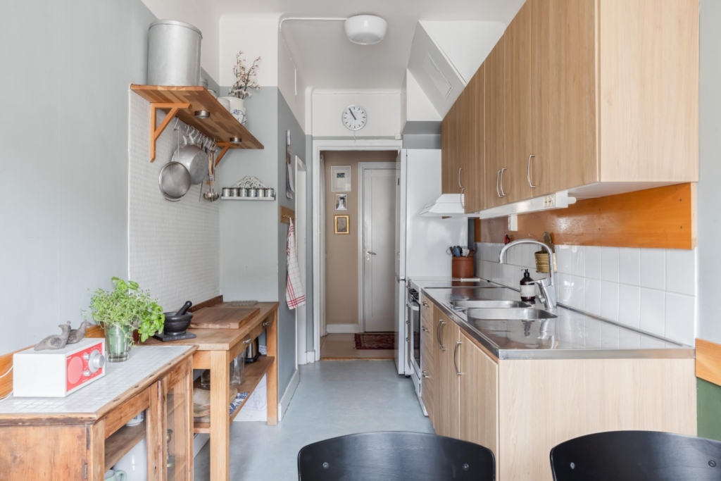 Elegant 30-talstrea belägen på eftertraktad Kungsholmsadress – balkong, öppen spis och två badrum