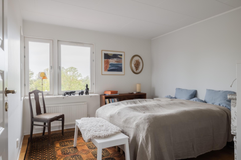 Rymligt parhus med stor och plan tomt i bästa sydvästläge. Fyra sovrum och två badrum.