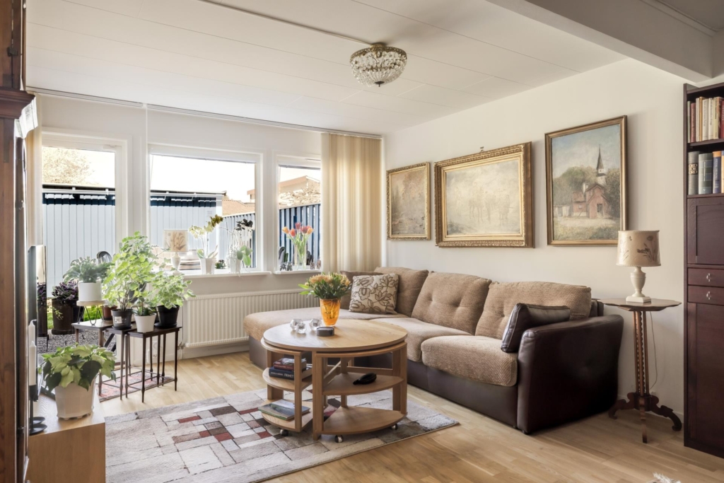Soligt och välplanerat familjehem på insynsskyddad hörntomt med pool runt hörnet