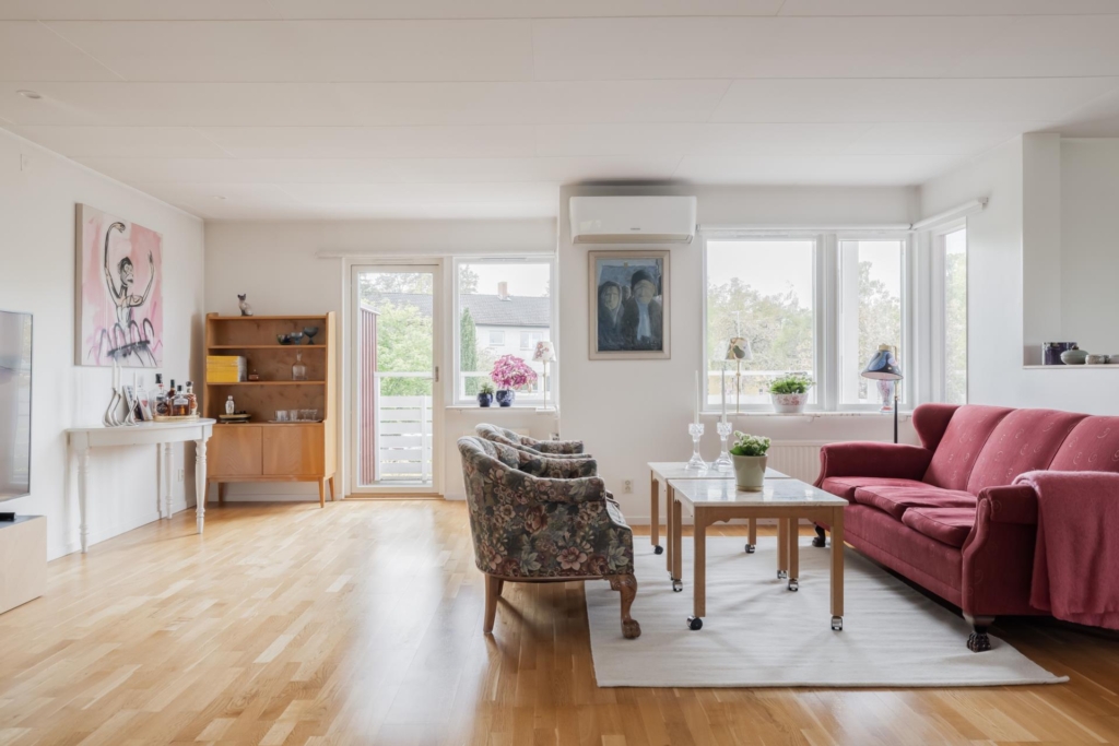 Rymligt parhus med stor och plan tomt i bästa sydvästläge. Fyra sovrum och två badrum.