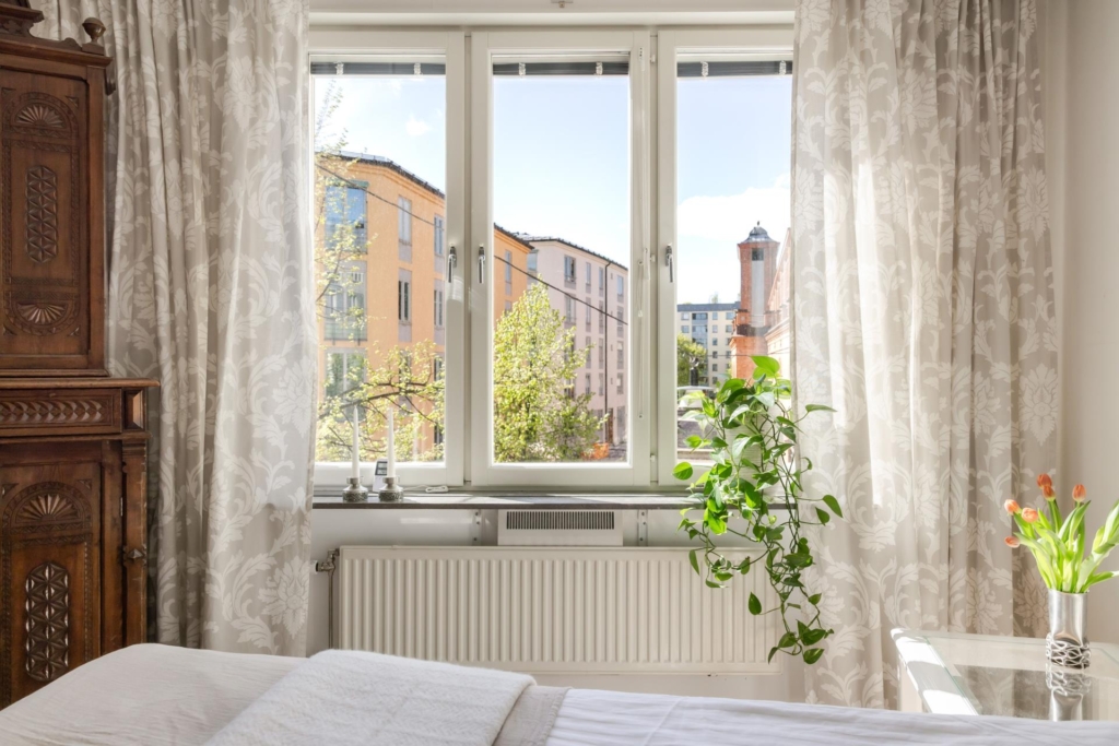 Fantastiskt ljus och rymlig tvåa med stor, solig balkong i sydväst samt fin utsikt över vattnet!
