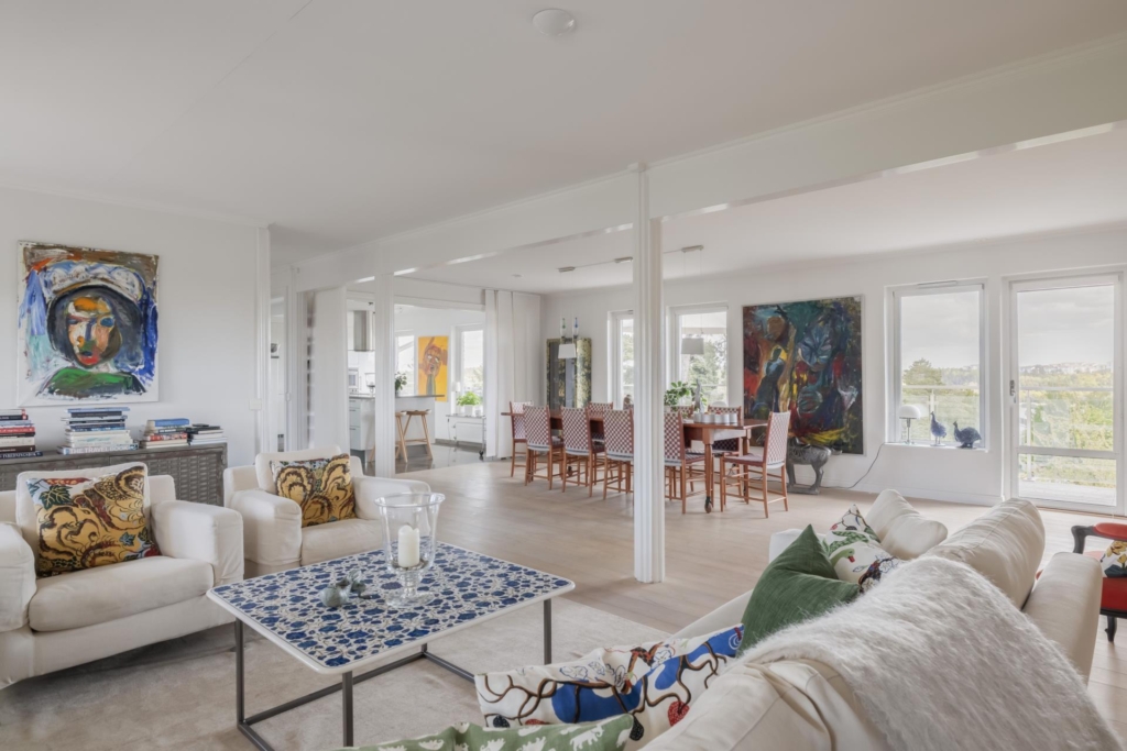 Högt belägen villa med vidsträckt utsikt och pool