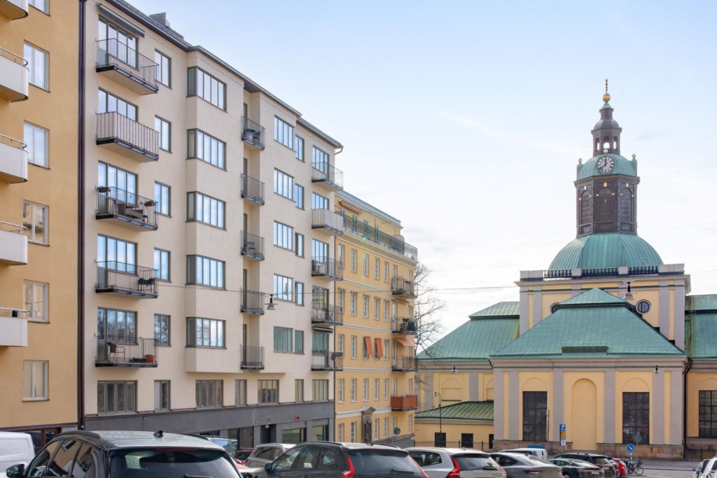 Elegant 30-talstrea belägen på eftertraktad Kungsholmsadress – balkong, öppen spis och två badrum