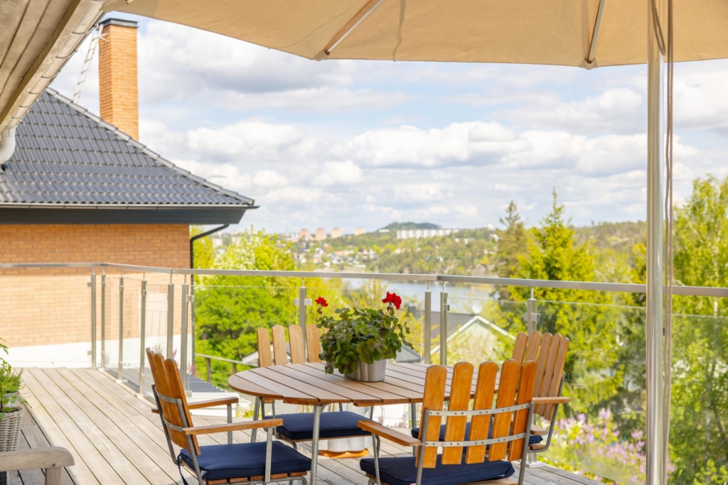 Högt belägen villa med vidsträckt utsikt och pool