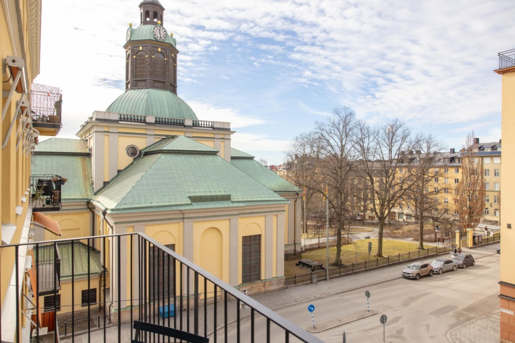 Elegant 30-talstrea belägen på eftertraktad Kungsholmsadress – balkong, öppen spis och två badrum