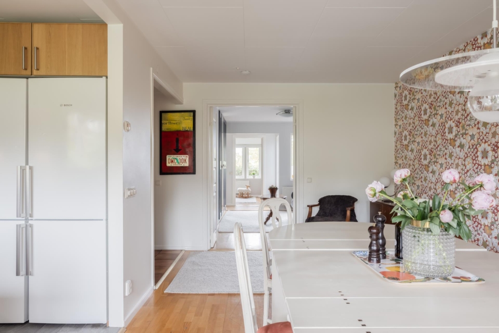 Rymligt parhus med stor och plan tomt i bästa sydvästläge. Fyra sovrum och två badrum.