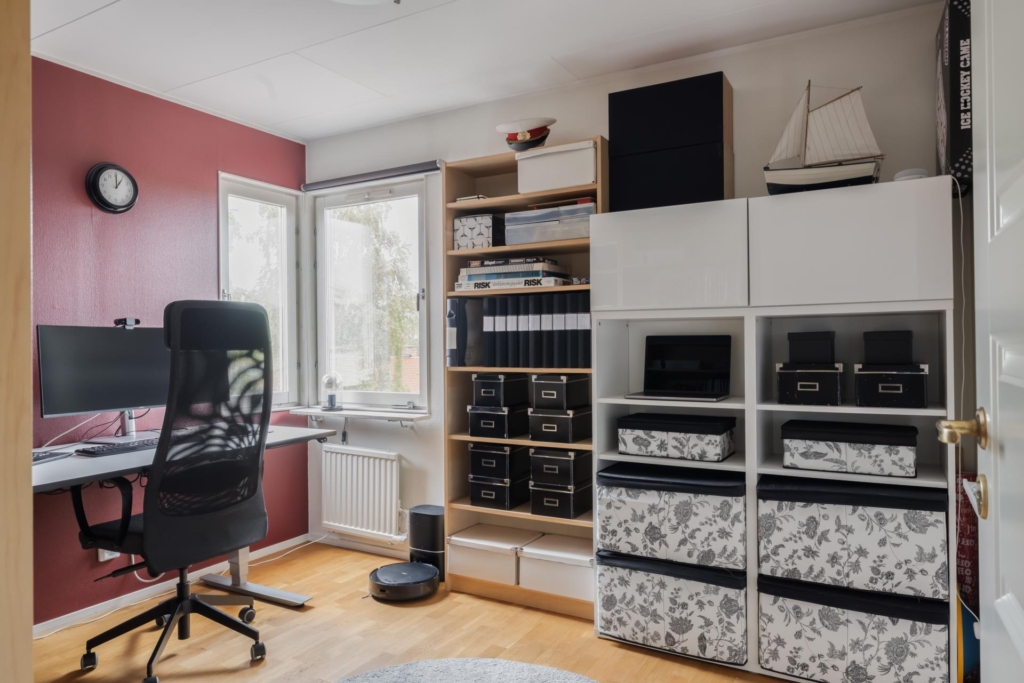 Rymligt parhus med stor och plan tomt i bästa sydvästläge. Fyra sovrum och två badrum.