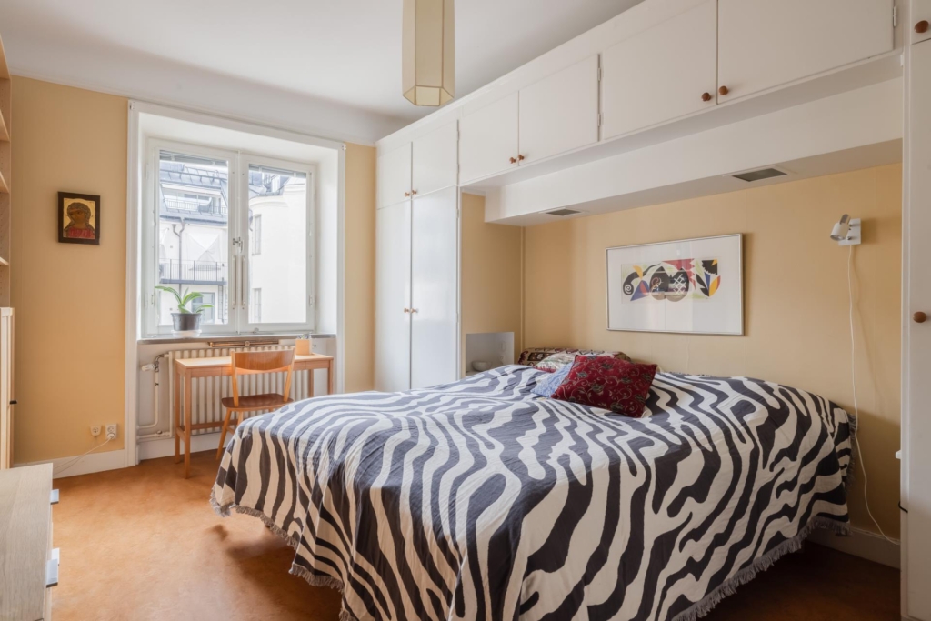 Elegant 30-talstrea belägen på eftertraktad Kungsholmsadress – balkong, öppen spis och två badrum