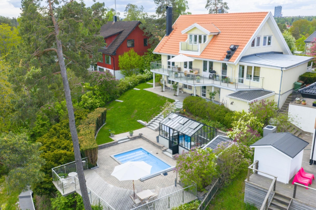 Högt belägen villa med vidsträckt utsikt och pool