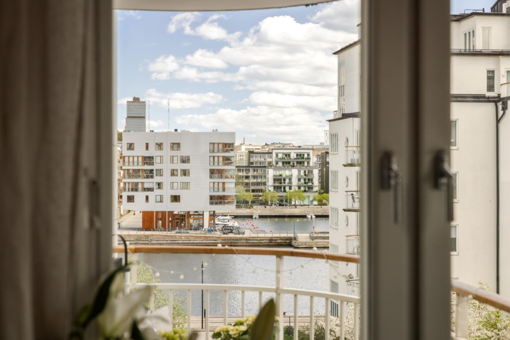 Fantastiskt ljus och rymlig tvåa med stor, solig balkong i sydväst samt fin utsikt över vattnet!