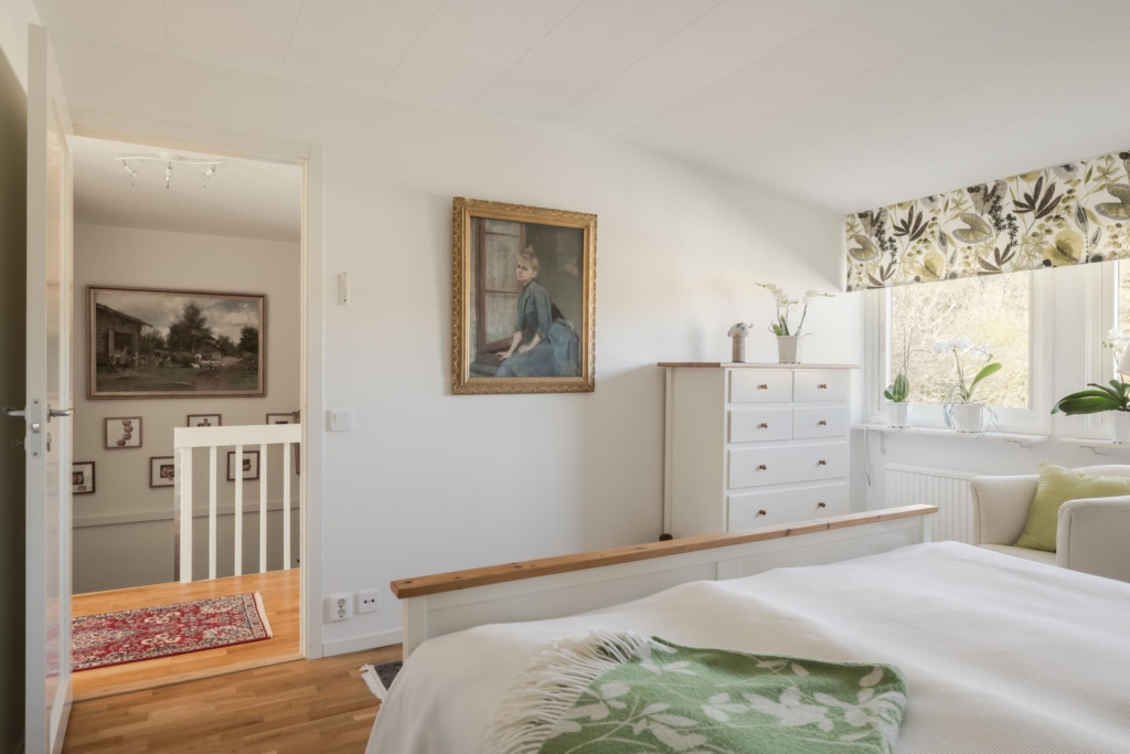 Soligt och välplanerat familjehem på insynsskyddad hörntomt med pool runt hörnet