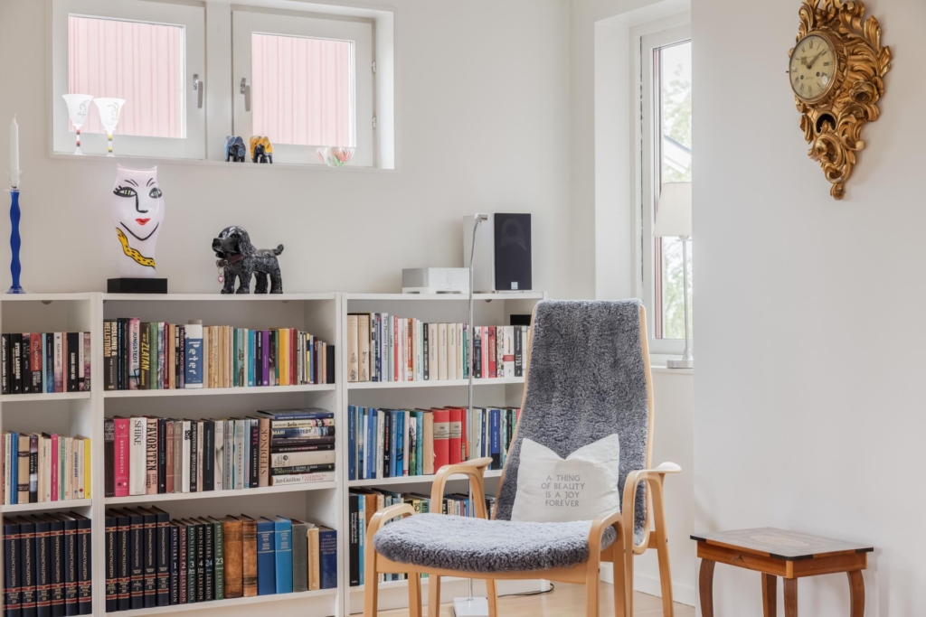 Rymligt parhus med stor och plan tomt i bästa sydvästläge. Fyra sovrum och två badrum.