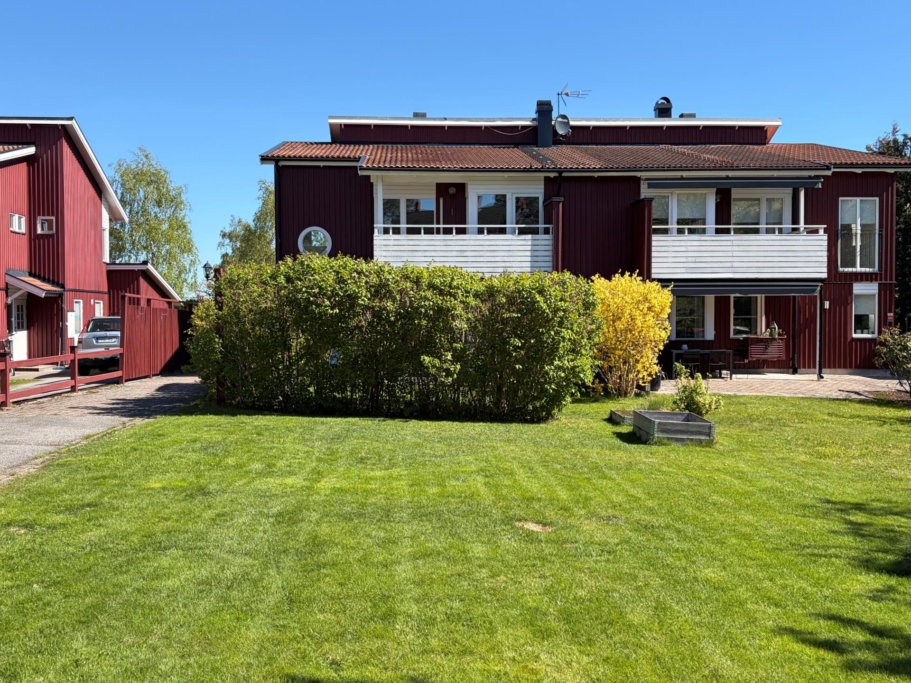 Rymligt parhus med stor och plan tomt i bästa sydvästläge. Fyra sovrum och två badrum.