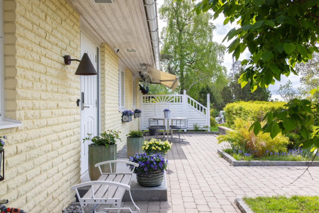 Högt belägen villa med vidsträckt utsikt och pool