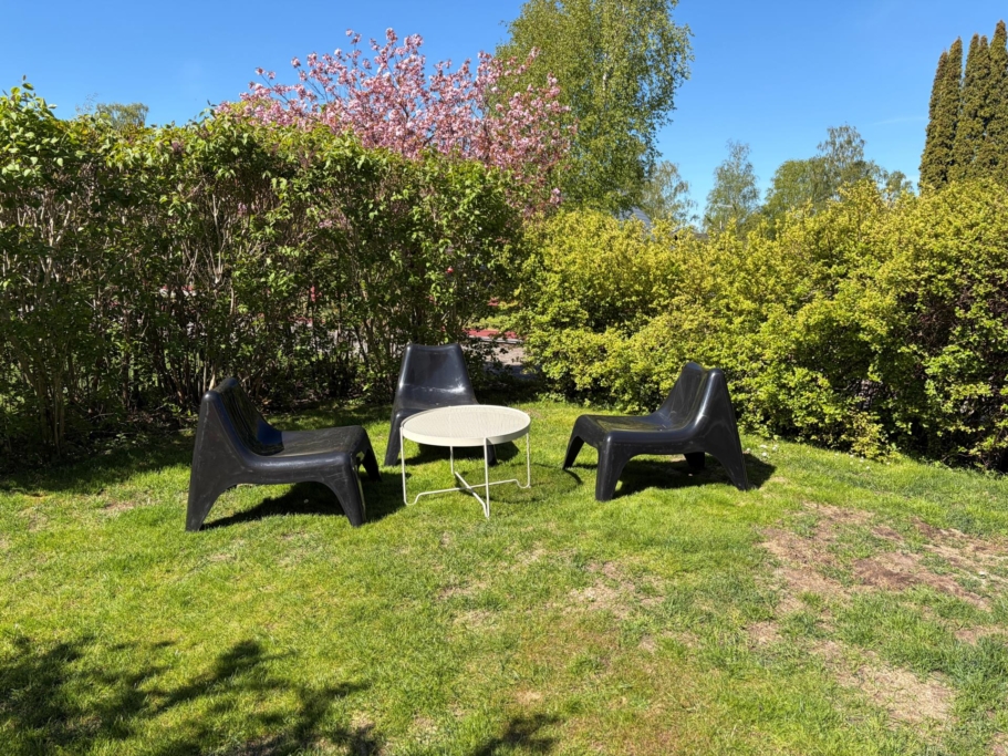Rymligt parhus med stor och plan tomt i bästa sydvästläge. Fyra sovrum och två badrum.