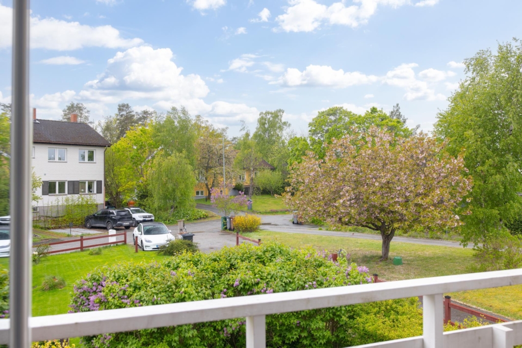 Rymligt parhus med stor och plan tomt i bästa sydvästläge. Fyra sovrum och två badrum.