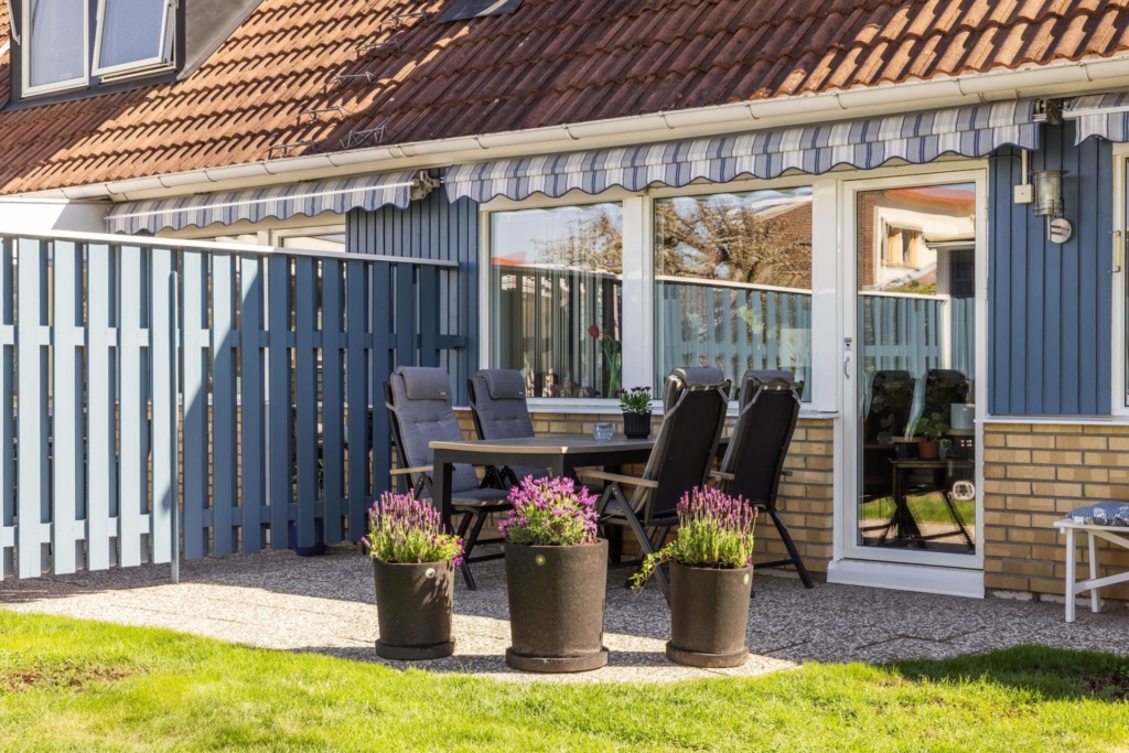 Soligt och välplanerat familjehem på insynsskyddad hörntomt med pool runt hörnet