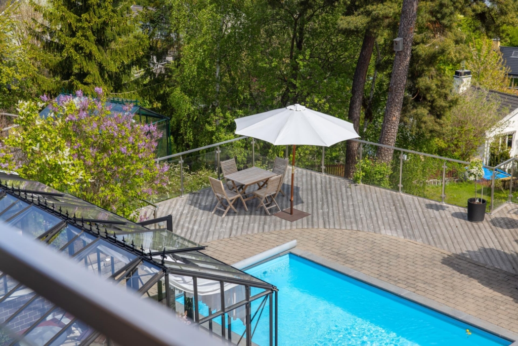Högt belägen villa med vidsträckt utsikt och pool