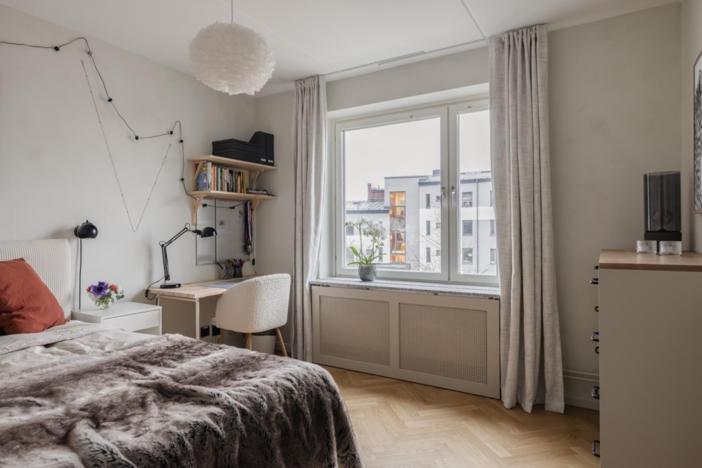 SÄLLSYNT KOMBINATION AV STORLEK, LÄGE OCH KVALITET –  EXKLUSIVT RENOVERAD 5,5 ROK I SÖDERLÄGE.