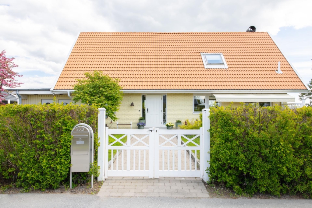Högt belägen villa med vidsträckt utsikt och pool