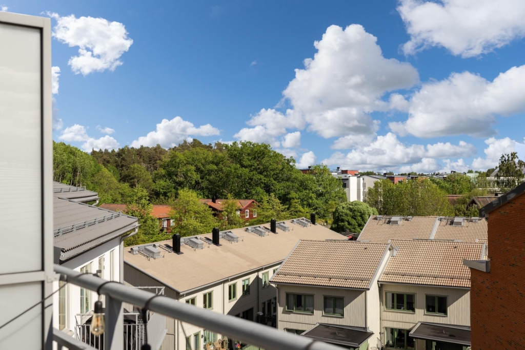 Unik vindsvåning med terrass och balkong