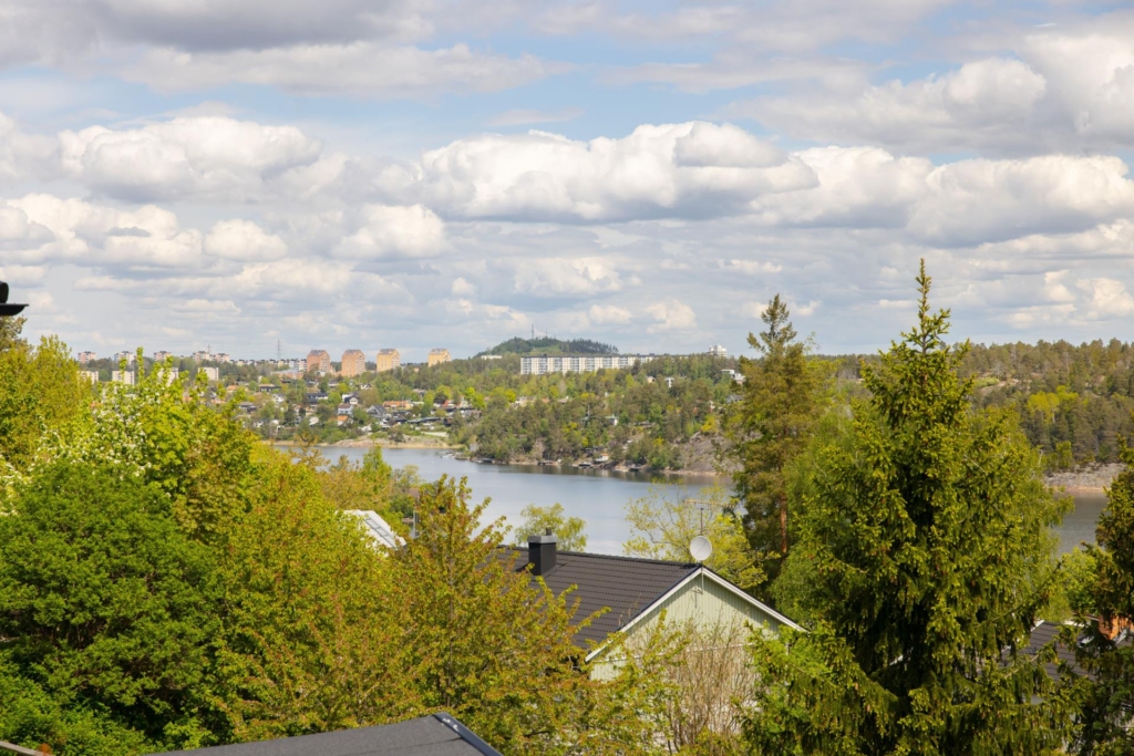 Högt belägen villa med vidsträckt utsikt och pool