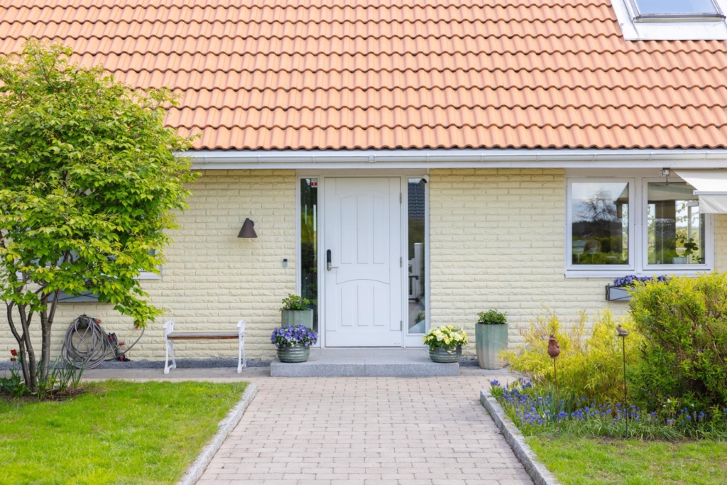 Högt belägen villa med vidsträckt utsikt och pool