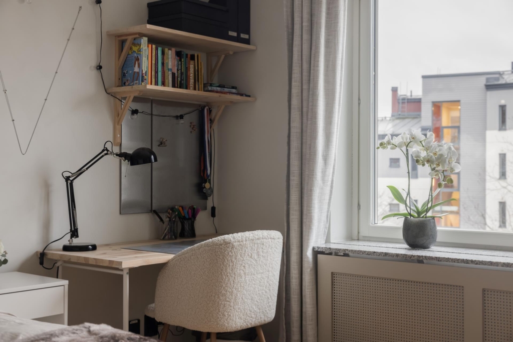 SÄLLSYNT KOMBINATION AV STORLEK, LÄGE OCH KVALITET –  EXKLUSIVT RENOVERAD 5,5 ROK I SÖDERLÄGE.