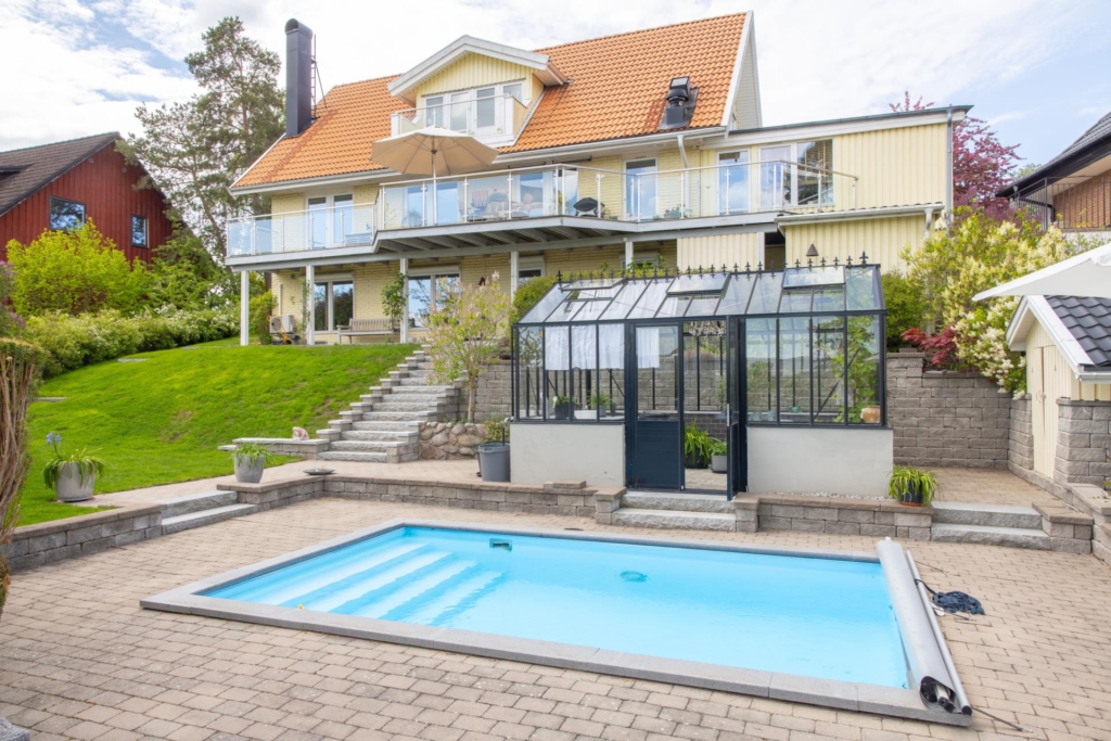 Högt belägen villa med vidsträckt utsikt och pool