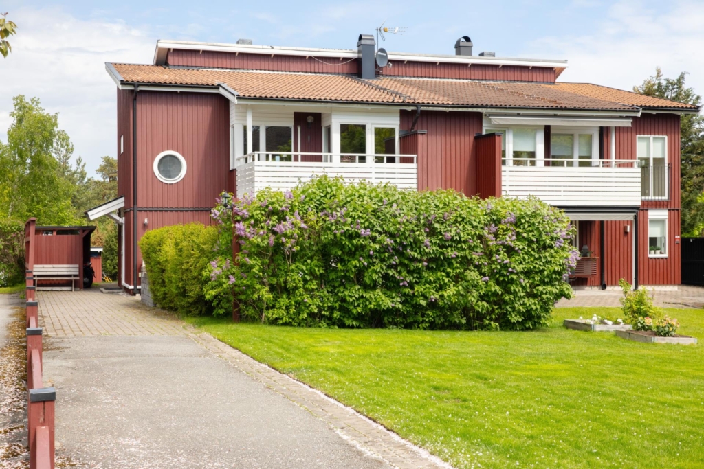 Rymligt parhus med stor och plan tomt i bästa sydvästläge. Fyra sovrum och två badrum.