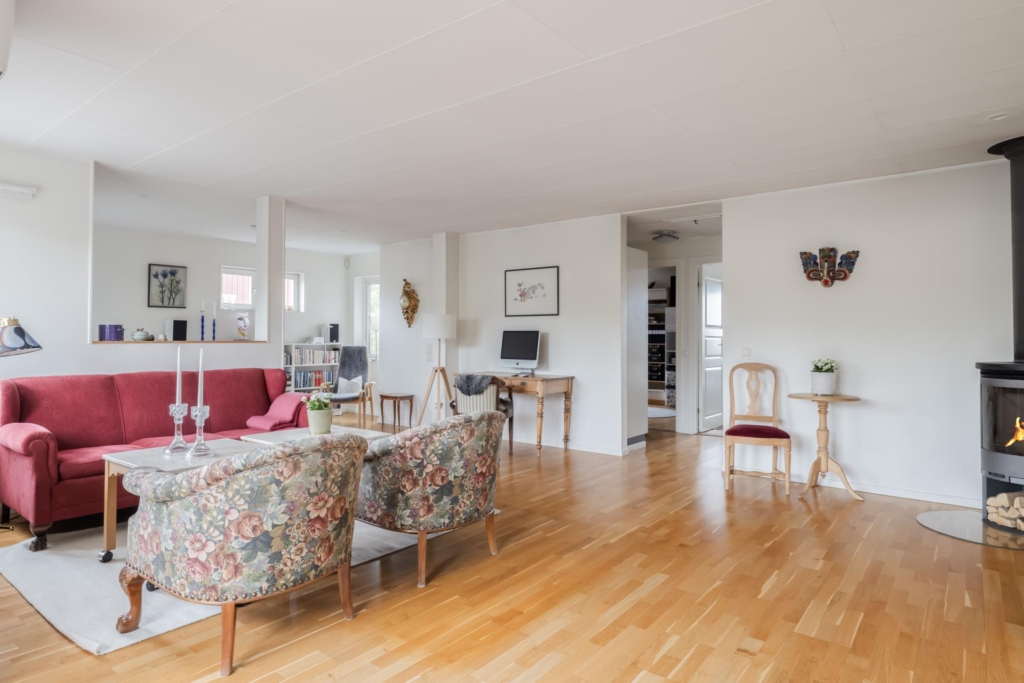 Rymligt parhus med stor och plan tomt i bästa sydvästläge. Fyra sovrum och två badrum.