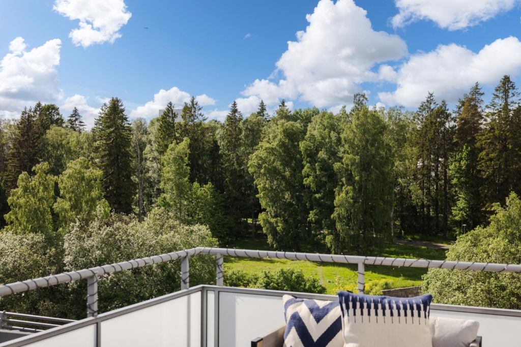Unik vindsvåning med terrass och balkong