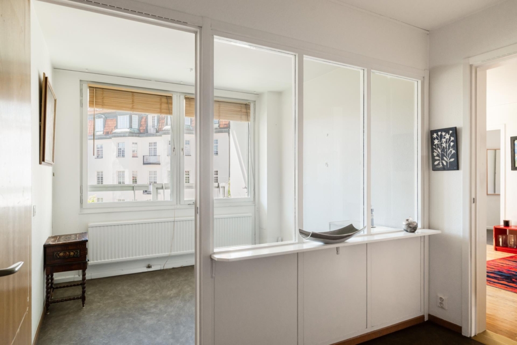 Bekvämt boende i Fältöversten. Stor, solig balkong. Renoveringschans. Skuldfri förening.